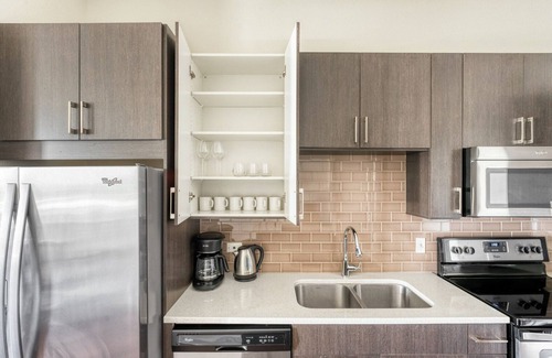 West End Apartamento | Luxury Downtown 1BR w/ Gym, W/D, Pool, walk to 6th St bars, by Blueground