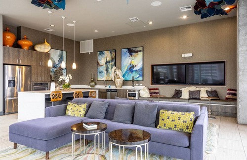 West End Apartamento | Luxury Downtown 1BR w/ Gym, W/D, Pool, walk to 6th St bars, by Blueground