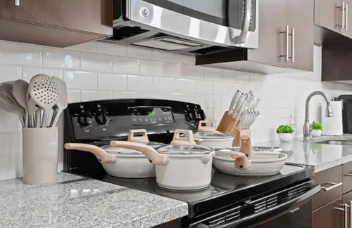 North Hyde Park Apartamento | Luxury Downtown APT | Pool/Gym/Free Parking & more