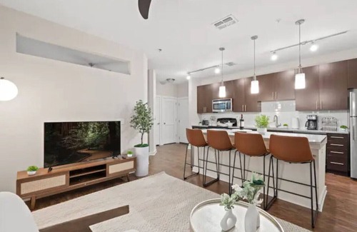 North Hyde Park Apartamento | Luxury Downtown APT | Pool/Gym/Free Parking & more