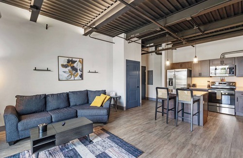 Stuart Apartamento | Luxury Downtown Condo with Fire Place