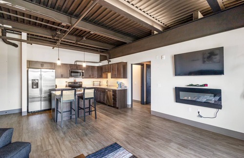 Stuart Apartamento | Luxury Downtown Condo with Fire Place