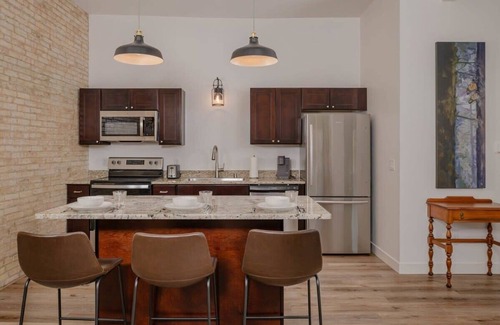 Neenah Apartamento | Luxury Downtown Flat