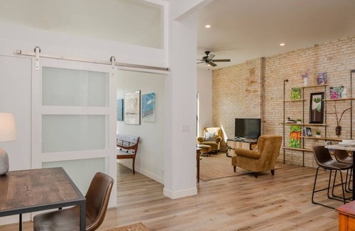 Neenah Apartamento | Luxury Downtown Flat