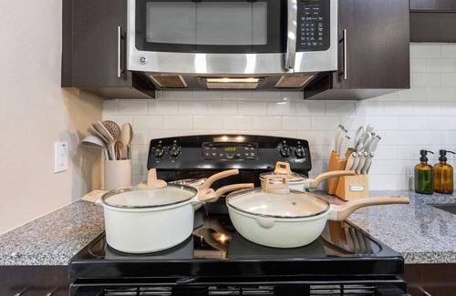 North Hyde Park Apartamento | Luxury Downtown Getaway | Pool, Gym, FREE Parking