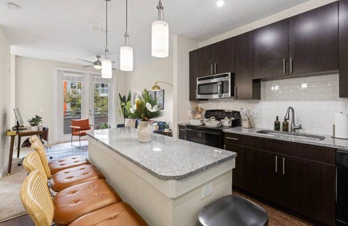 North Hyde Park Apartamento | Luxury Downtown Getaway | Pool, Gym, FREE Parking