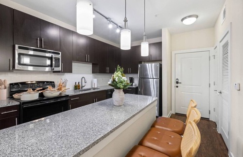 North Hyde Park Apartamento | Luxury Downtown Getaway | Pool, Gym, FREE Parking
