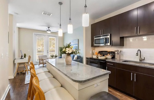 North Hyde Park Apartamento | Luxury downtown retreat | Pool, Gym & Free Parking