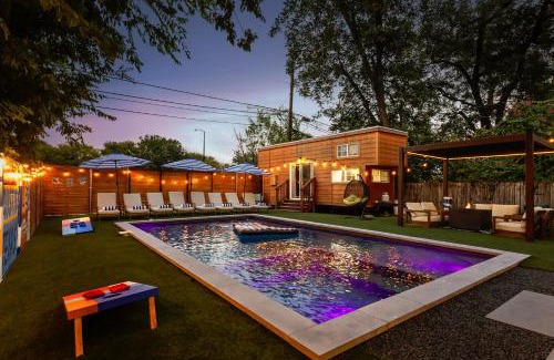 East Cesar Chavez Casa | Luxury Downtown Retreat with Pool and Hot Tub, 6Bdr