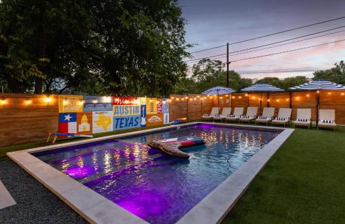 East Cesar Chavez Casa | Luxury Downtown Retreat with Pool and Hot Tub, 6Bdr