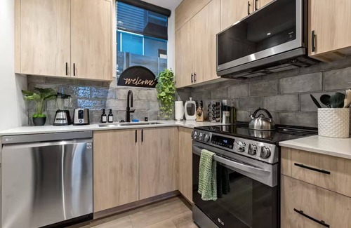 Squire Park Casa | Luxury Downtown Seattle Retreat~Rooftop Deck~Hottub