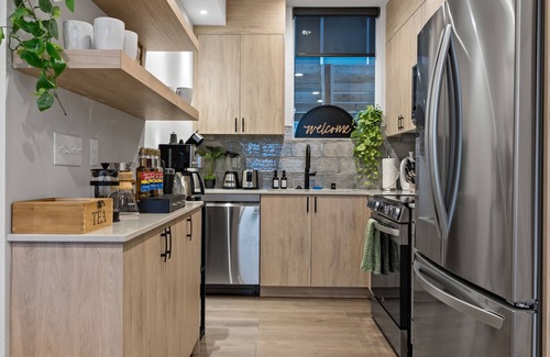 Squire Park Casa | Luxury Downtown Seattle Retreat~Rooftop Deck~Hottub