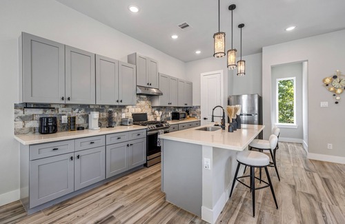 Greater Heights Casa | Luxury Downtown Stay With 3BR+4BTHR & Free Parking