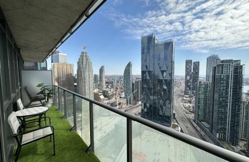 Downtown Toronto Apartamento | Luxury Downtown Toronto 2 Bedroom Suite with City and Lake Views and Free Parking
