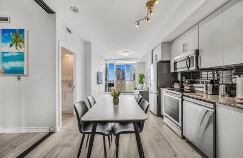 Downtown Toronto Apartamento | Luxury Downtown Toronto 2 Bedroom Suite with City and Lake Views and Free Parking