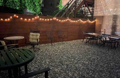 Troy Apartamento | Luxury Downtown w/Backyard by Franklin Plaza