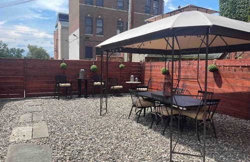 Troy Apartamento | Luxury Downtown w/Backyard by Franklin Plaza