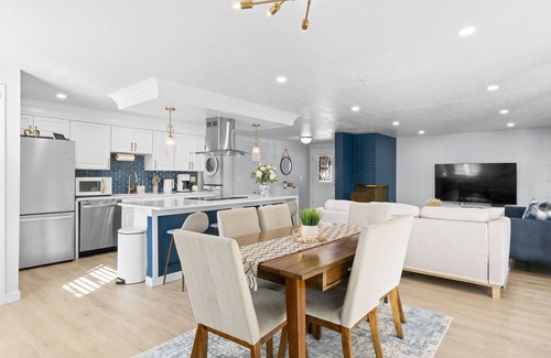 West Valley City Casa | Luxury Dream Home with HOT TUB