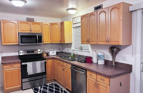 Madison Heights Casa | Luxury Dream Home With 65''TV, Gym,Massage Chair,BBQ Grill,Deck,Fenced Backyard