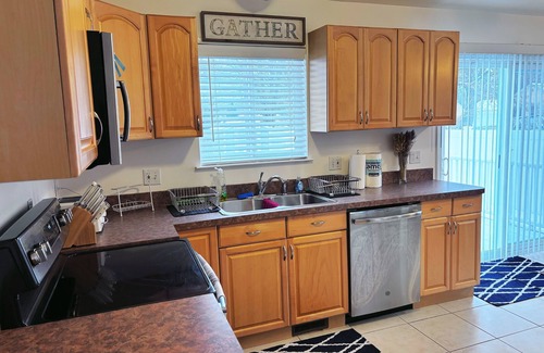Madison Heights Casa | Luxury Dream Home With 65''TV, Gym,Massage Chair,BBQ Grill,Deck,Fenced Backyard