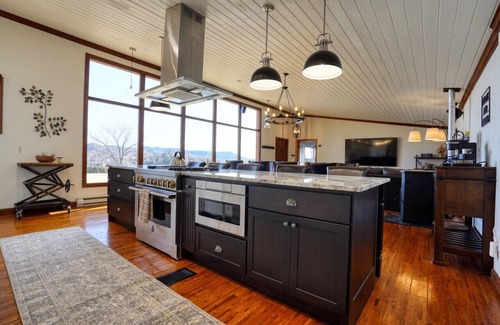 Hot Springs Casa | Luxury Earth Home w/ Chef's Kitchen