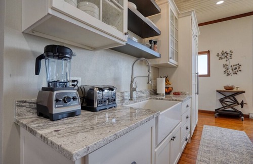 Hot Springs Casa | Luxury Earth Home w/ Chef's Kitchen