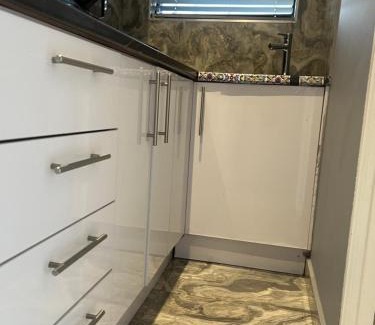 Bloubergstrand Apartamento | Luxury Ensuite Bachelor Pad with Separate Entrance & Gate - Maximum Privacy Guaranteed!