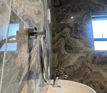 Bloubergstrand Apartamento | Luxury Ensuite Bachelor Pad with Separate Entrance & Gate - Maximum Privacy Guaranteed!