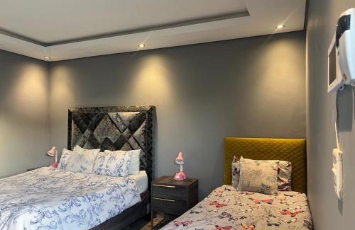 Bloubergstrand Apartamento | Luxury Ensuite Bachelor Pad with Separate Entrance & Gate - Maximum Privacy Guaranteed!