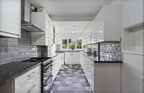 Seisdon Casa | Luxury Equipped 3 Bedroom Home - Free Parking - Near City Centre