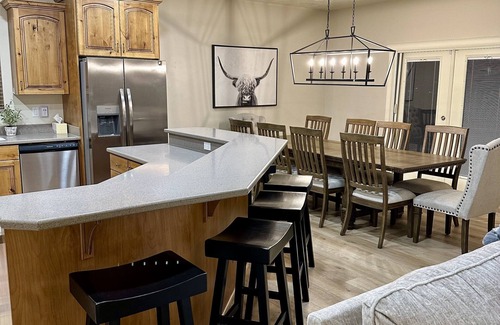 Erda Casa | Luxury Erda Home w/Private Pool, Hot Tub, Beautiful Lake & Mountain Views