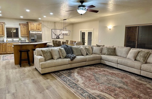 Erda Casa | Luxury Erda Home w/Private Pool, Hot Tub, Beautiful Lake & Mountain Views