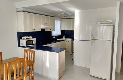 Sant Carles de la Rapita Apartamento | Urbanización lujo frente al mar, piscina y garaje