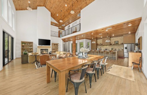 Broken Bow Cabina | Luxury Escape | Pool Hot Tub Sleeps 16