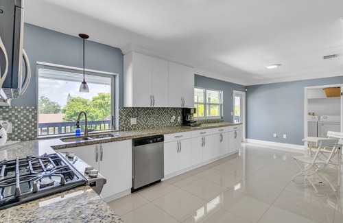Cutler Bay Villa | Luxury Escape: Pool, Hot Tub, Gym and More! by RedAwning