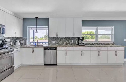 Cutler Bay Casa | Luxury Escape: Pool, Hot tub, Mini Golf & More!
