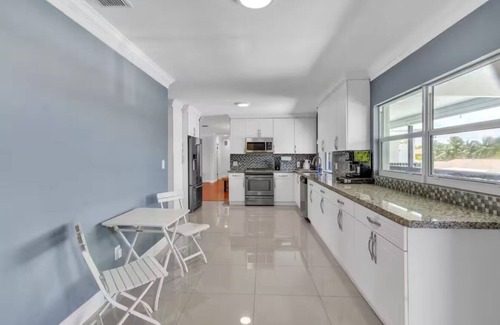 Cutler Bay Casa | Luxury Escape: Pool, Hot tub, Mini Golf & More!