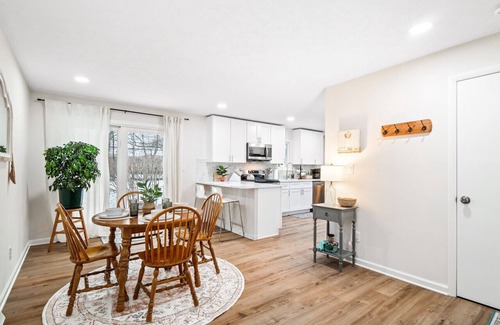 Richmond Heights Casa | Luxury Escape|Sleeps 8|Game Room|Highland Heights