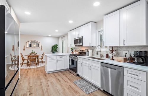 Richmond Heights Casa | Luxury Escape|Sleeps 8|Game Room|Highland Heights