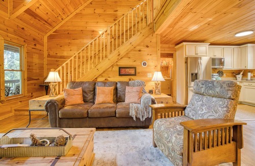 Ellijay Cabina | Luxury Fall Cabin Creekside + Game Room