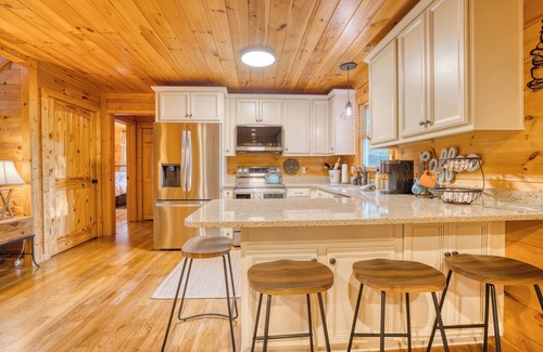 Ellijay Cabina | Luxury Fall Cabin Creekside + Game Room