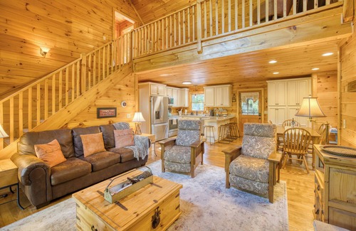 Ellijay Cabina | Luxury Fall Cabin Creekside + Game Room