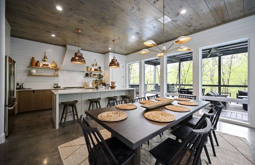 Broken Bow Cabina | Soak in Summer | Luxe Pool, Creekside Bliss