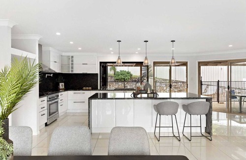 Priestdale Casa | Luxury Family Escape: 5-Bedroom Home with Pool, near Brisbane's Iconic Sights!