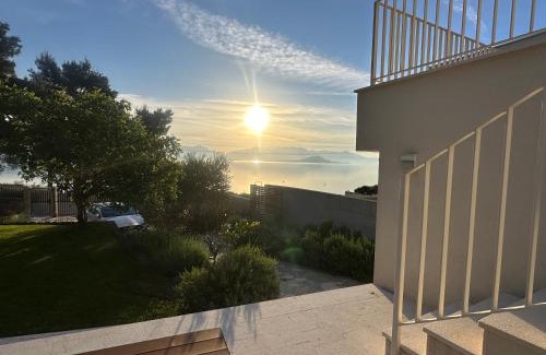 Slatine Villa | Luxury Family Beach Front Villa - SUNDAY BEACH HOUSE