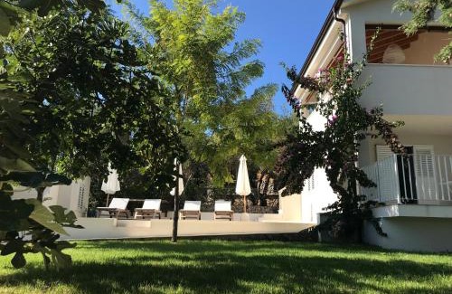 Slatine Villa | Luxury Family Beach Front Villa - SUNDAY BEACH HOUSE