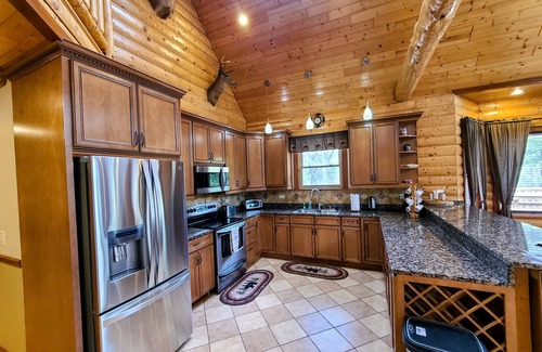 Necedah Casa | Luxury Family Cabin in a forest with a private pond