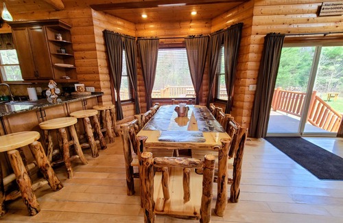 Necedah Casa | Luxury Family Cabin in a forest with a private pond