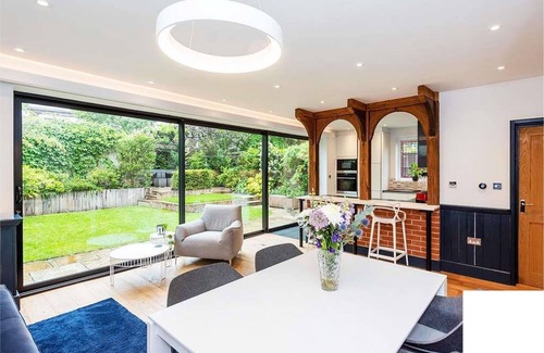 Loughton Casa | Luxury, Family-friendly Living-close to Tube Station & Shops. Longer Term Lets