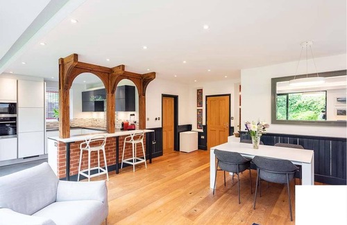 Loughton Casa | Luxury, Family-friendly Living-close to Tube Station & Shops. Longer Term Lets
